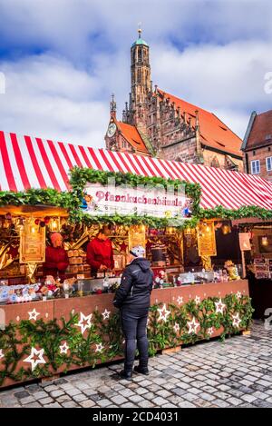 Nuremnerg, Allemagne - décembre 2018 : les gens explorent le marché de Noël sur le Christkindlesmarkt de Nuremberg, l'un des plus anciens marchés de Noël d'Allemagne datant Banque D'Images