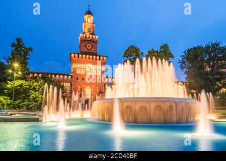 Milan, Italie - Château de Sforza (Castello Sforzesco) avec belle fontaine la nuit, construit par Sforza, duc de Milan. Lieu touristique au crépuscule. Banque D'Images