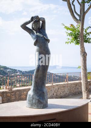 BEGUR, ESPAGNE-28 JUIN 2020 : monument de la danseuse et chanteuse romani espagnole Carmen Amaya près du château de Begur, Costa Brava, Catalunya. Banque D'Images
