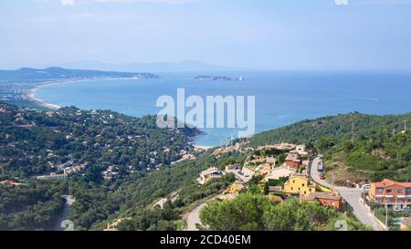 Vue panoramique sur la mer depuis le château de Begur, Costa Brava, Catalunya, Espagne. Banque D'Images