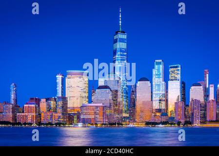 New York, États-Unis d'Amérique - vue nocturne de Lower Manhattan au coucher du soleil, depuis Jersey et l'Hudson River. Banque D'Images