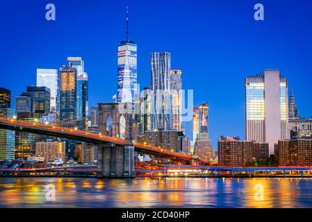 New York, États-Unis d'Amérique. Pont de Brooklyn au crépuscule vu du Brooklyn Bridge Park à New York, États-Unis. Banque D'Images