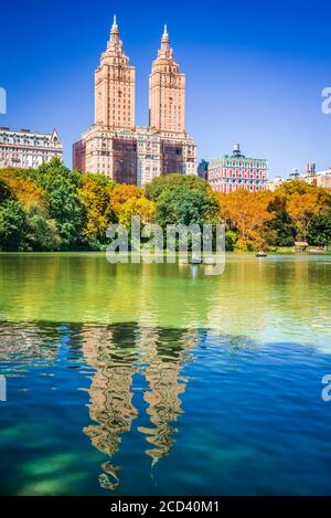 Central Park automne et les bâtiments se reflètent dans le centre de Manhattan New York City, États-Unis d'Amérique Banque D'Images