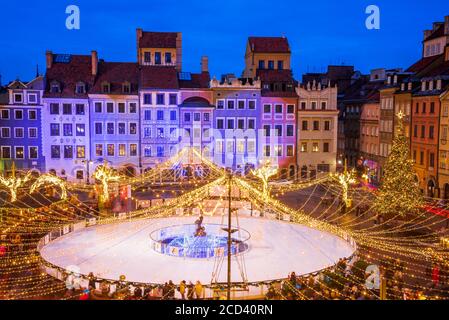 Varsovie, Pologne - Patinoire sur la place de la vieille ville pendant les vacances de Noël. Banque D'Images