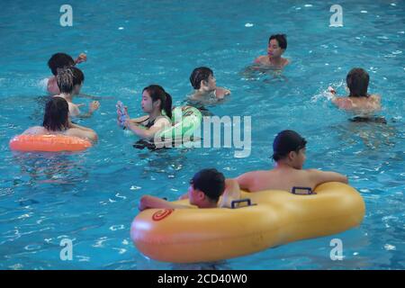 Les citoyens peuvent profiter de l'eau et de diverses activités aquatiques pour se détendre de la chaleur estivale brûrante tandis que le parc aquatique Nantong s'ouvre aux touristes, Nantong cit Banque D'Images