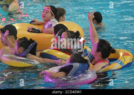 Les citoyens peuvent profiter de l'eau et de diverses activités aquatiques pour se détendre de la chaleur estivale brûrante tandis que le parc aquatique Nantong s'ouvre aux touristes, Nantong cit Banque D'Images