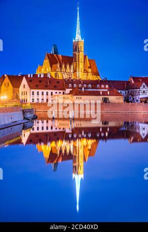 Wroclaw, Pologne. L'île historique de la cathédrale dans la vieille ville de Wroclaw avec le reflet de l'eau de la rivière Oder. Banque D'Images