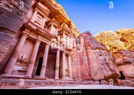 Wadi Musa, Jordanie - Siq et le Trésor, Al Khazneh dans l'ancienne Pétra une des sept nouvelles merveilles du monde. Banque D'Images