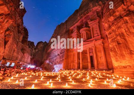 Petra, Jordanie. Al Khazneh dans l'ancienne ville de Petra Night connue comme la célèbre destination de voyage du Trésor au Moyen-Orient. Banque D'Images