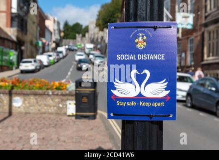 Restez en sécurité, restez à l'écart, signe social de distanciation pour les piétons pendant la pandémie du coronavirus COVID19 à Arundel, West Sussex, Royaume-Uni. Banque D'Images