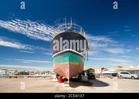 Bateau de pêche en cale sèche, photo en angle bas avec ciel bleu sur l'île d'Oléron, France Banque D'Images