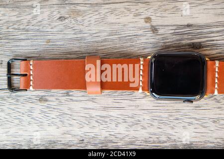 Montre intelligente avec bracelet en cuir véritable, travail à la main, savoir-faire Banque D'Images