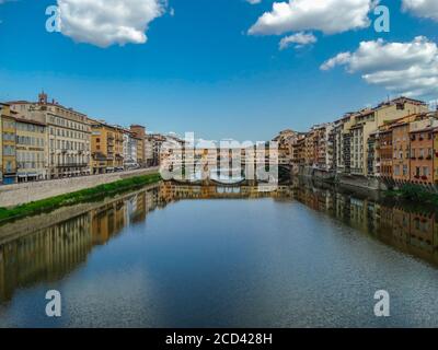 Florence, Toscane, Italie; mai 21 2014: Pont médiéval Ponte Vecchio reflété dans la rivière Arno avec ciel bleu et lumière du coucher du soleil Banque D'Images