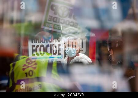 Londres, Royaume-Uni. 26 août 2020. Extinction les membres de la rébellion protestent à l'extérieur de Barclays Bank, Clapham Junction, sud de Londres. XR poursuit sa campagne ‘Sharklays’, enquêtant sur la Barclays Bank pour crimes contre l’humanité et la planète. XR affirment que Barclays est maintenant le plus grand investisseur européen dans les combustibles fossiles. Crédit : Neil Atkinson/Alay Live News Banque D'Images