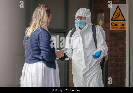 Londres, Royaume-Uni. 26 août 2020. Membre de la rébellion d'extinction, vêtu d'un costume propre, interagissant avec un passant à l'extérieur de la gare de Clapham Junction (en face de Barclays Bank). XR poursuit sa campagne ‘Sharklays’, enquêtant sur la Barclays Bank pour crimes contre l’humanité et la planète. XR affirment que Barclays est maintenant le plus grand investisseur européen dans les combustibles fossiles. Crédit : Neil Atkinson/Alay Live News Banque D'Images