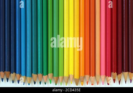 Arc-en-ciel de crayons de couleur dans une rangée