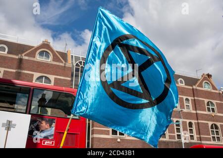 Londres, Royaume-Uni. 26 août 2020. Le drapeau de la rébellion bleu d'extinction vole à l'extérieur de Barclays Bank, Clapham Junction, sud de Londres. XR poursuit sa campagne ‘Sharklays’, enquêtant sur la Barclays Bank pour crimes contre l’humanité et la planète. XR affirment que Barclays est maintenant le plus grand investisseur européen dans les combustibles fossiles. Crédit : Neil Atkinson/Alay Live News Banque D'Images