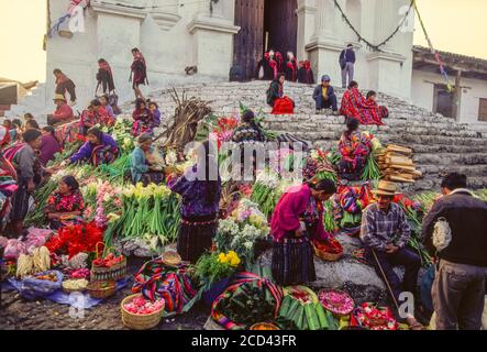 Chichicastenango, Guatemala, marché aux fleurs et Cofradias procession sur les étapes de l'Eglise de Santo Tomas Banque D'Images