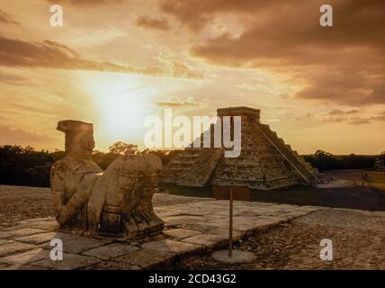 Chichen Itza, Yucatan, Mexique ; el Castillo avec statue de Chac Mool en premier plan au coucher du soleil Banque D'Images