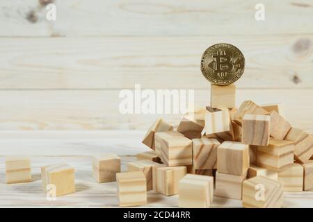 Hiérarchie d'entreprise. Le concept de stratégie avec bitcoin. Bitcoin d'or en haut debout sur une pyramide de blocs de construction en bois. Copiez l'espace. Banque D'Images