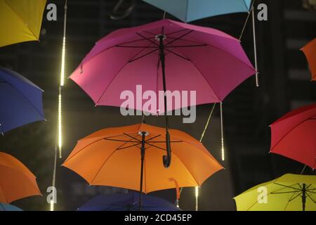 Un couloir décoré de parasols colorés est aménagé pour aider à stimuler le marché de nuit dans la ville de Shenyang, province de Liaoning, dans le nord-est de la Chine, le 25 juillet Banque D'Images