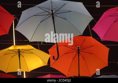 Un couloir décoré de parasols colorés est aménagé pour aider à stimuler le marché de nuit dans la ville de Shenyang, province de Liaoning, dans le nord-est de la Chine, le 25 juillet Banque D'Images