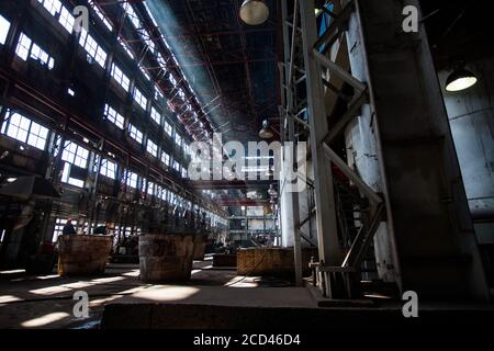 Usine métallurgique de Taraz. Panorama de l'atelier de l'usine de métallurgie. Outils et équipement. Godet métallurgique au premier plan. Banque D'Images