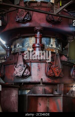 Atelier de métallurgie ou d'usine d'acier. Fragment de four à arc électrique. Gros plan de l'équipement métallurgique. Banque D'Images