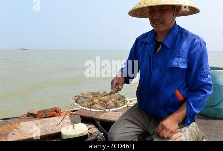 Les pêcheurs utilisent divers engins de pêche, dont des filets, pour pêcher, car la saison de pêche fermée se termine le 30 juin, dans le village de Zhangfuhe, dans la ville de Xishunhe, dans le district de Hongze Banque D'Images