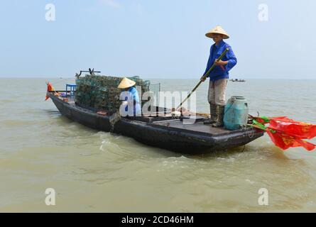 Les pêcheurs utilisent divers engins de pêche, dont des filets, pour pêcher, car la saison de pêche fermée se termine le 30 juin, dans le village de Zhangfuhe, dans la ville de Xishunhe, dans le district de Hongze Banque D'Images