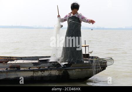 Les pêcheurs utilisent divers engins de pêche, dont des filets, pour pêcher, car la saison de pêche fermée se termine le 30 juin, dans le village de Zhangfuhe, dans la ville de Xishunhe, dans le district de Hongze Banque D'Images