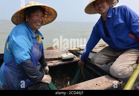 Les pêcheurs utilisent divers engins de pêche, dont des filets, pour pêcher, car la saison de pêche fermée se termine le 30 juin, dans le village de Zhangfuhe, dans la ville de Xishunhe, dans le district de Hongze Banque D'Images