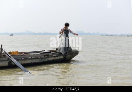 Les pêcheurs utilisent divers engins de pêche, dont des filets, pour pêcher, car la saison de pêche fermée se termine le 30 juin, dans le village de Zhangfuhe, dans la ville de Xishunhe, dans le district de Hongze Banque D'Images