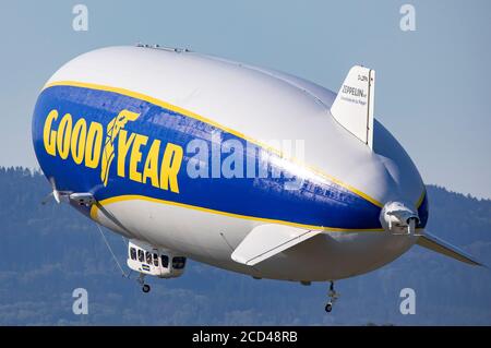 Friedrichshafen, Allemagne. 21 août 2020. Zeppelin 'Goodyear' à l'aéroport de Grounsee. Friedrichshafen, 21 août 2020 | usage Worldwide Credit: dpa/Alamy Live News Banque D'Images