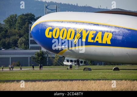 Friedrichshafen, Allemagne. 21 août 2020. Zeppelin 'Goodyear' à l'aéroport de Grounsee. Friedrichshafen, 21 août 2020 | usage Worldwide Credit: dpa/Alamy Live News Banque D'Images