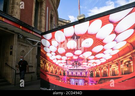 LONDRES, Royaume-Uni - 26 août 2020 la décision de la BBC de ne pas chanter les paroles et de ne jouer que les versions instrumentales de Land of Hope and Glory and Rule Britannia à la dernière nuit des Proms devant être mis en scène au Royal Albert Hall le mois prochain a été critiquée par le gouvernement. La BBC dit que la décision a été motivée par les restrictions Covid-19 et a rejeté les suggestions que les paroles sont abandonnées en raison de leurs associations avec le colonialisme et l'esclavage.Credit: amer ghazzal/Alamy Live News Banque D'Images