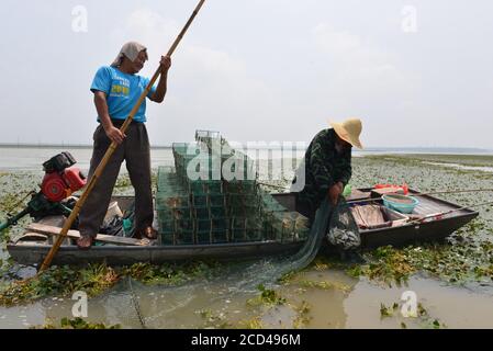 Les pêcheurs utilisent divers engins de pêche, dont des filets, pour pêcher, car la saison de pêche fermée se termine le 30 juin, dans le village de Zhangfuhe, dans la ville de Xishunhe, dans le district de Hongze Banque D'Images