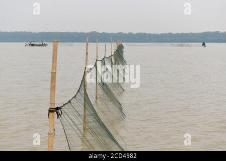 Les pêcheurs utilisent divers engins de pêche, dont des filets, pour pêcher, car la saison de pêche fermée se termine le 30 juin, dans le village de Zhangfuhe, dans la ville de Xishunhe, dans le district de Hongze Banque D'Images