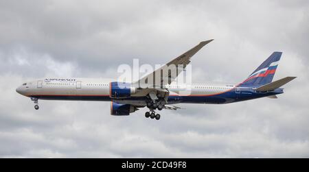 Aéroport de Heathrow, Londres, Royaume-Uni. 26 août 2020. Aeroflot Boeing 777 de Moscou sur l'approche de la piste 27L à Heathrow en vent de rafales, les restes de la tempête Francis. La pandémie COVID-19 a vu l'industrie aérienne s'affadre dans le monde entier, avec environ 11% des passagers à Heathrow en juillet 2020 par rapport au même mois en 2019, et environ 25% des mouvements de trafic aérien à Heathrow en juillet 2020 par rapport à juillet 2019. Crédit : Malcolm Park/Alay Live News. Banque D'Images