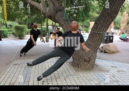Une personne effectue une séance d'entraînement sur le visage dans un parc de la ville de Shenyang, province de Liaoning, dans le nord-est de la Chine, le 5 juillet 2020. « entraînement sur le visage » a été suspendu u Banque D'Images