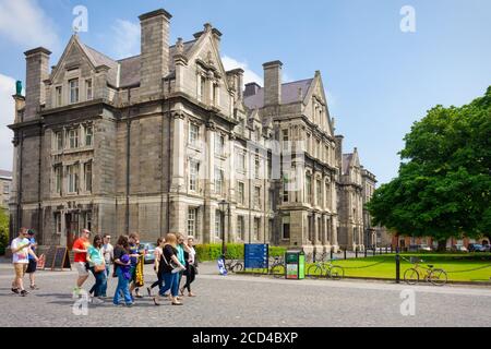 DUBLIN, IRLANDE - Mai 2016: Patios du Trinity College avec des touristes qui marchent. Banque D'Images