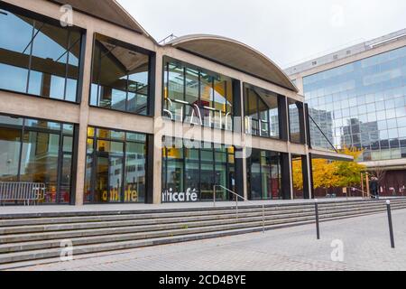 Gare F, Paris, 13ème arrondissement, France. Belle photo de l'entrée de l'incubateur d'affaires. Situé dans un ancien dépôt de fret ferroviaire. Banque D'Images