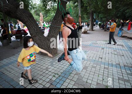 Une personne effectue une séance d'entraînement sur le visage dans un parc de la ville de Shenyang, province de Liaoning, dans le nord-est de la Chine, le 5 juillet 2020. « entraînement sur le visage » a été suspendu u Banque D'Images