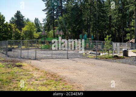 Sweet Home, Oregon - 2 août 2020 : le parc Sankey, une aire de jeux pour enfants, est clôturé et fermé en raison de la pandémie du coronavirus COVID-19 Banque D'Images