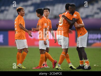 Suzhou, province chinoise du Jiangsu. 26 août 2020. Les joueurs de Wuhan Zall fêtent après le 7e tour de match entre Tianjin TEDA et Wuhan Zall lors de la saison 2020 repoussée de la Super League (CSL) de l'Association chinoise de football (Chinese football Association Super League) Suzhou Division à Suzhou, dans la province de Jiangsu en Chine orientale, le 26 août 2020. Credit: JI Chunpeng/Xinhua/Alamy Live News Banque D'Images