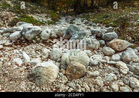 Lit sec du torrent Rosa dans le Prati d'Angro. Abruzzes, Villavalllelonga Banque D'Images