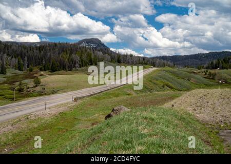 Vue sur la forêt nationale de Shoshone et les montagnes de Wind River - falaises de Breccia, dans le Wyoming, au col de Togwotee Banque D'Images