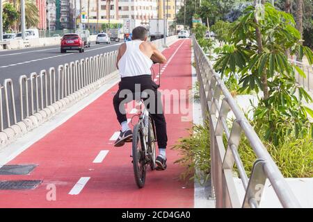 Chemin à vélo séparé de la circulation dans la ville de Las Palmas sur Gran Canaria, îles Canaries, Espagne. Banque D'Images