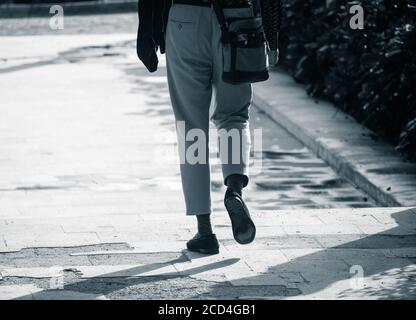 Jeune homme portant des mocassins et des pantalons de longueur cheville. Banque D'Images