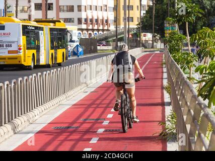 Chemin à vélo séparé de la circulation dans la ville de Las Palmas sur Gran Canaria, îles Canaries, Espagne. Banque D'Images